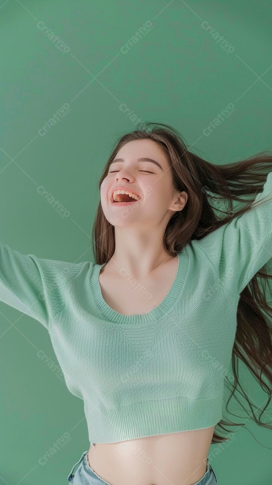 Foto Mulher Jovem Feliz Rindo Cabelos ao Vento Fundo Verde