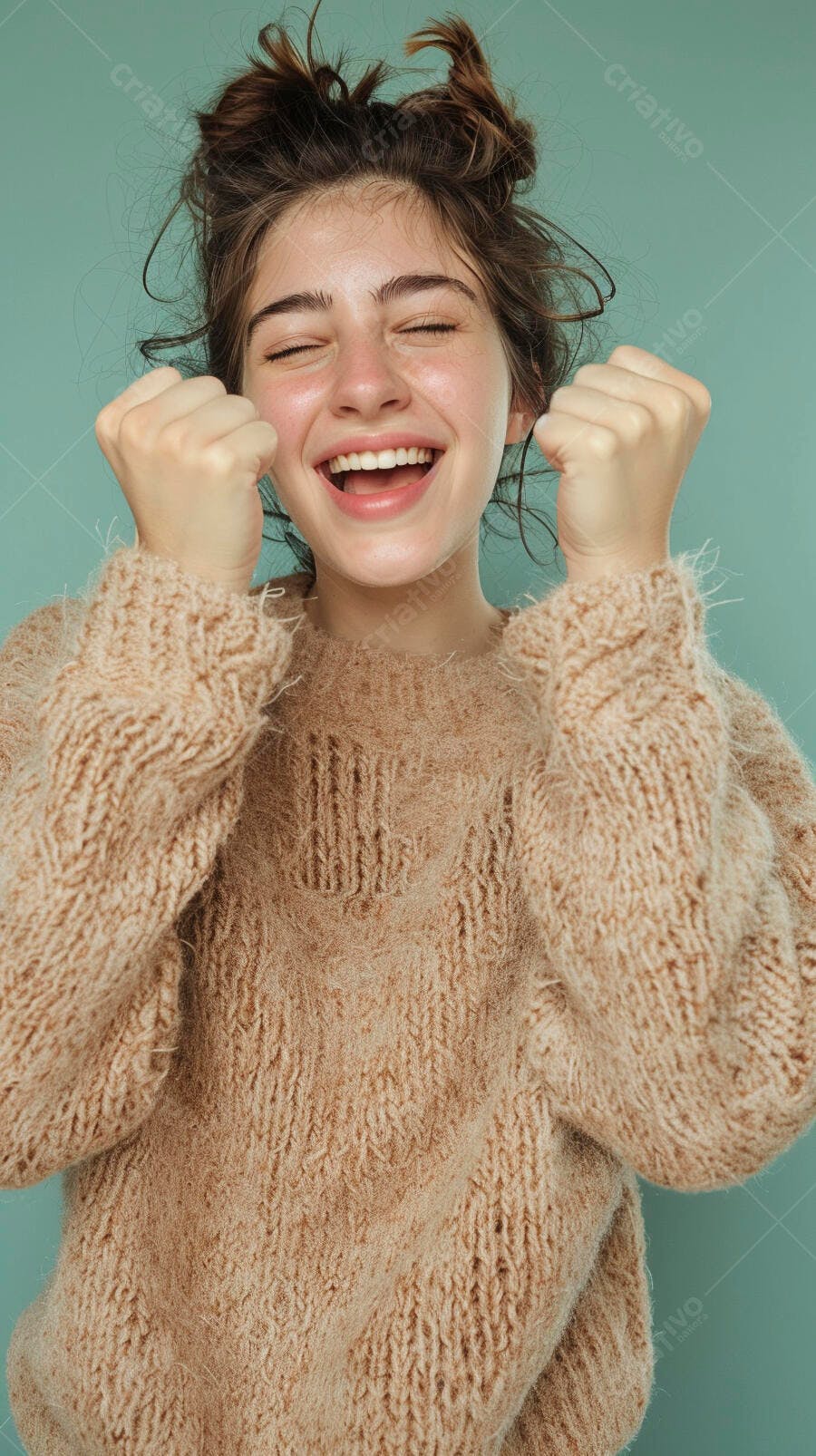 Foto Mulher Jovem Feliz Celebrando Conquista Fundo Verde