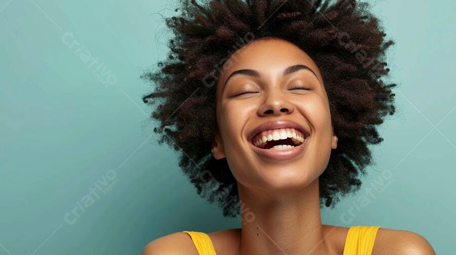 Foto Mulher Negra Sorrindo Olhos Fechados Fundo Azul Estúdio
