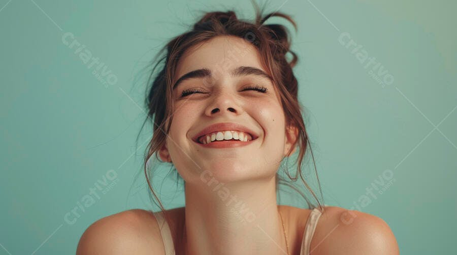 Foto Retrato Mulher Jovem Sorrindo Olhos Fechados Fundo Azul