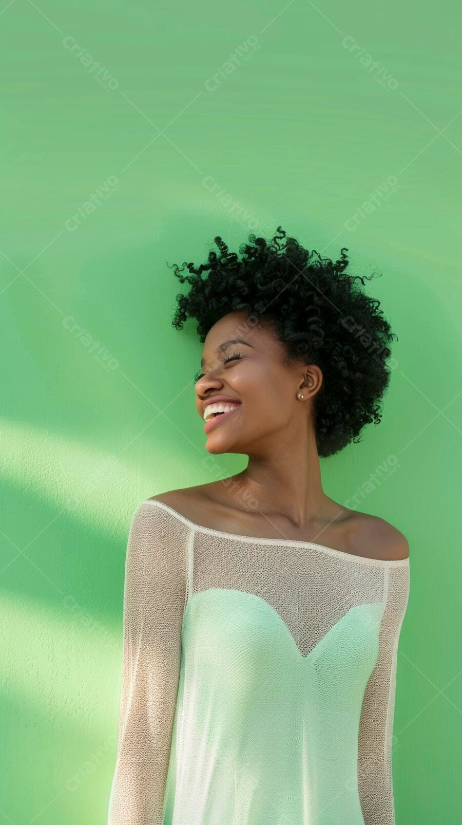Foto Mulher Negra Sorrindo Cabelo Crespo Fundo Verde