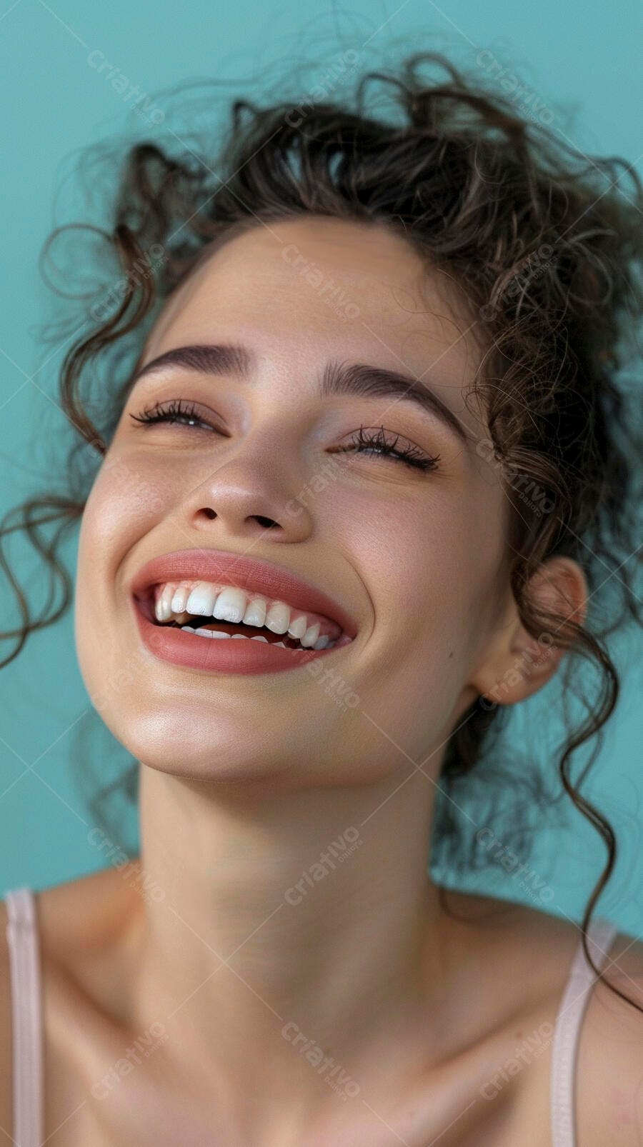 Foto Retrato Mulher Jovem Sorrindo Dentes Brancos Fundo Azul