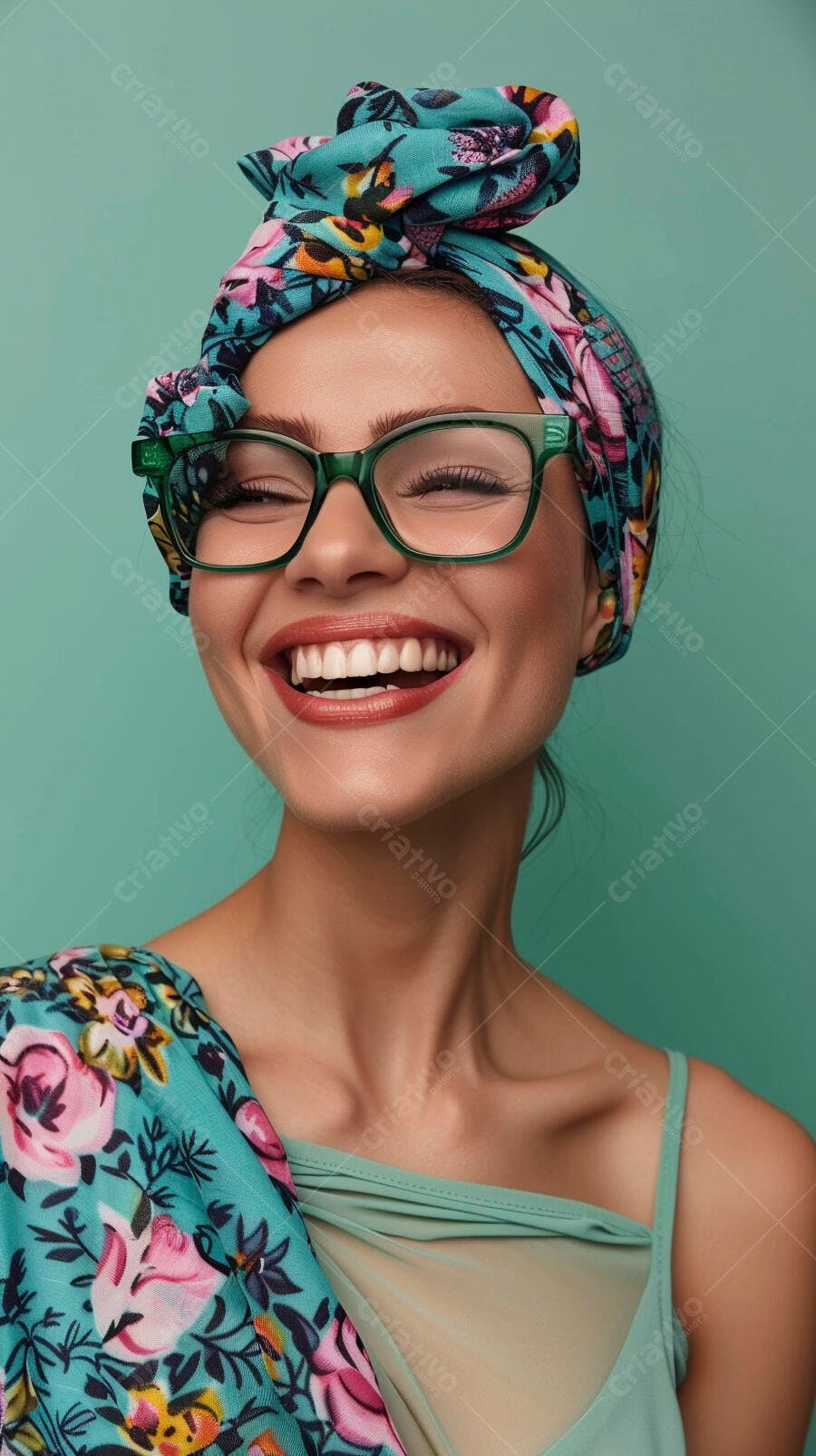 Foto Mulher Sorrindo Óculos Turbante Estampado Fundo Verde