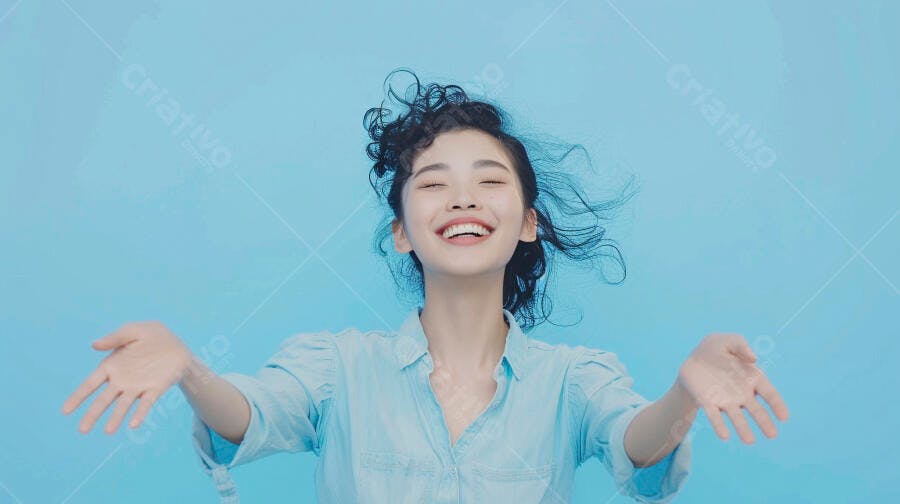 Foto Mulher Asiática Jovem Sorrindo Braços Abertos Fundo Azul