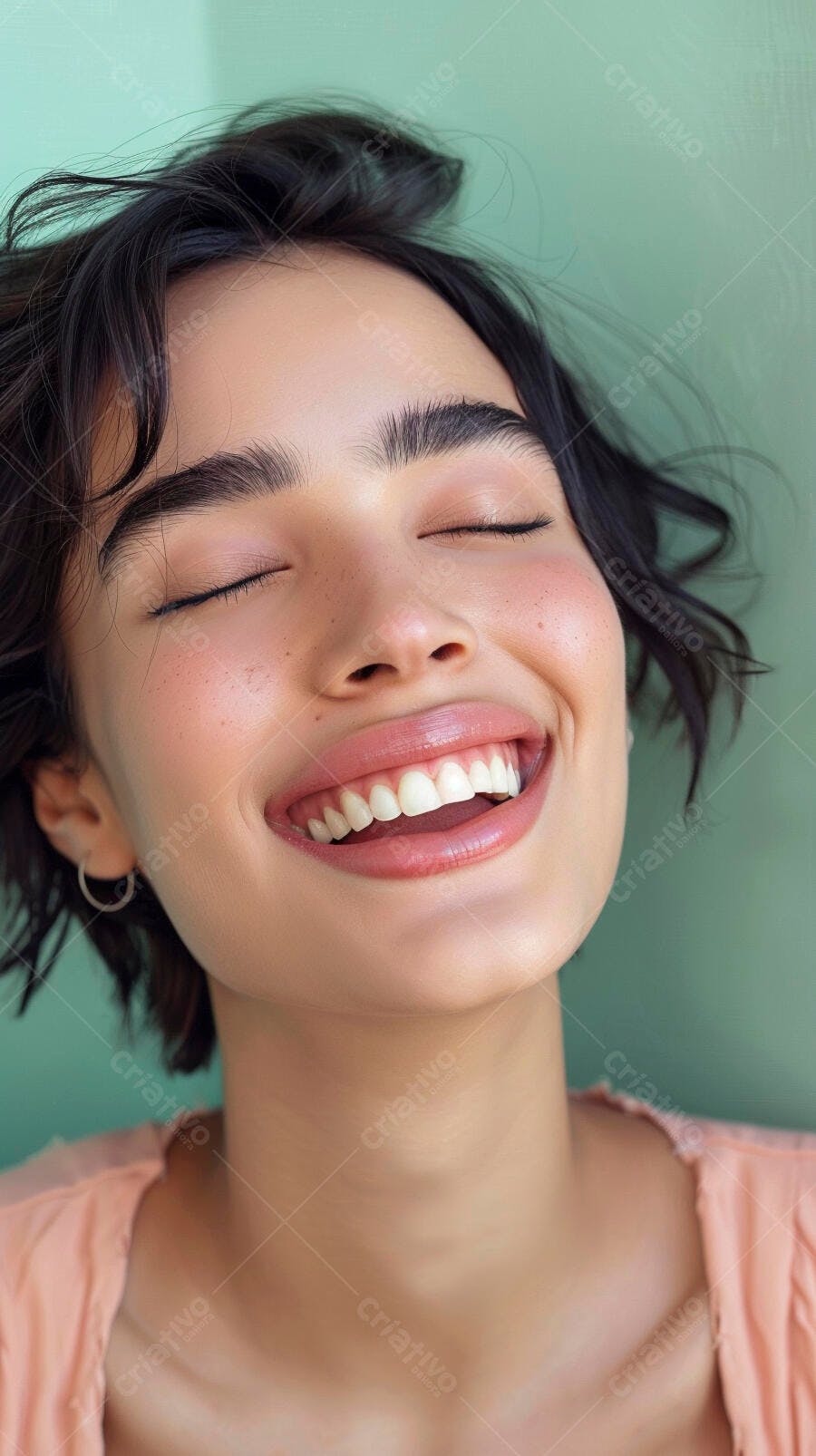 Foto Mulher Jovem Sorrindo Olhos Fechados Fundo Verde Água
