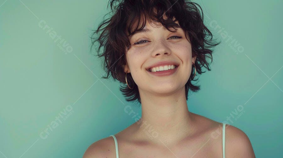 Foto Retrato Mulher Jovem Sorrindo Cabelo Cacheado Fundo Verde Água