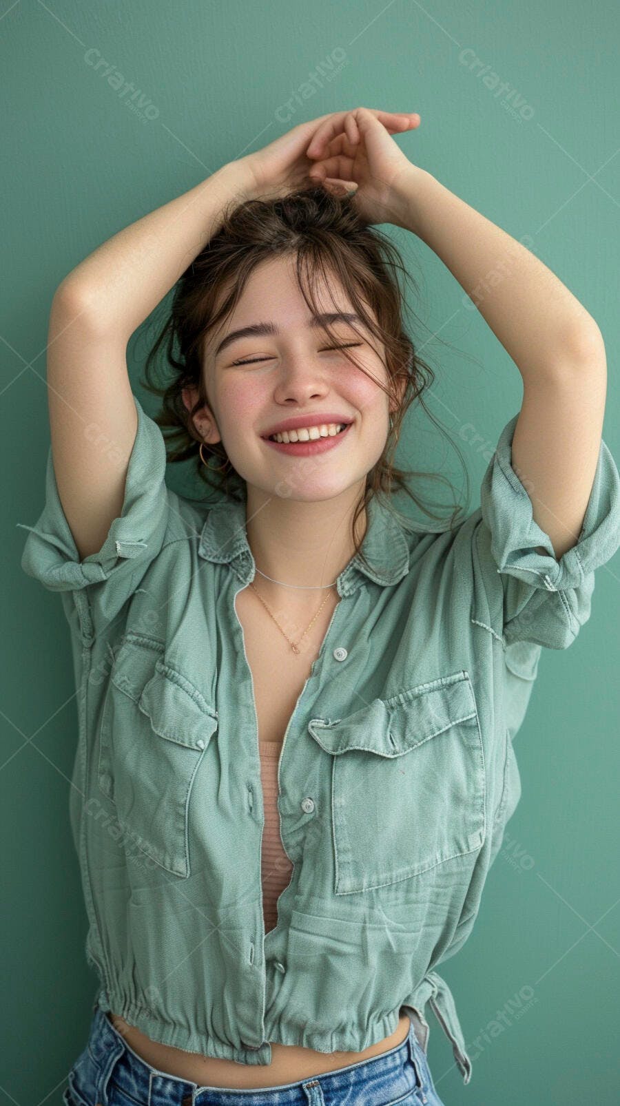 Foto Mulher Jovem Sorrindo Olhos Fechados Fundo Verde