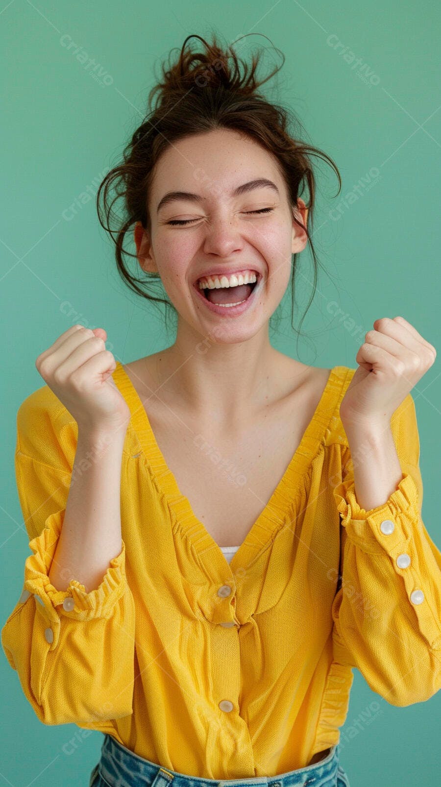 Mulher jovem feliz comemorando vibrante alegria em estúdio verde menta