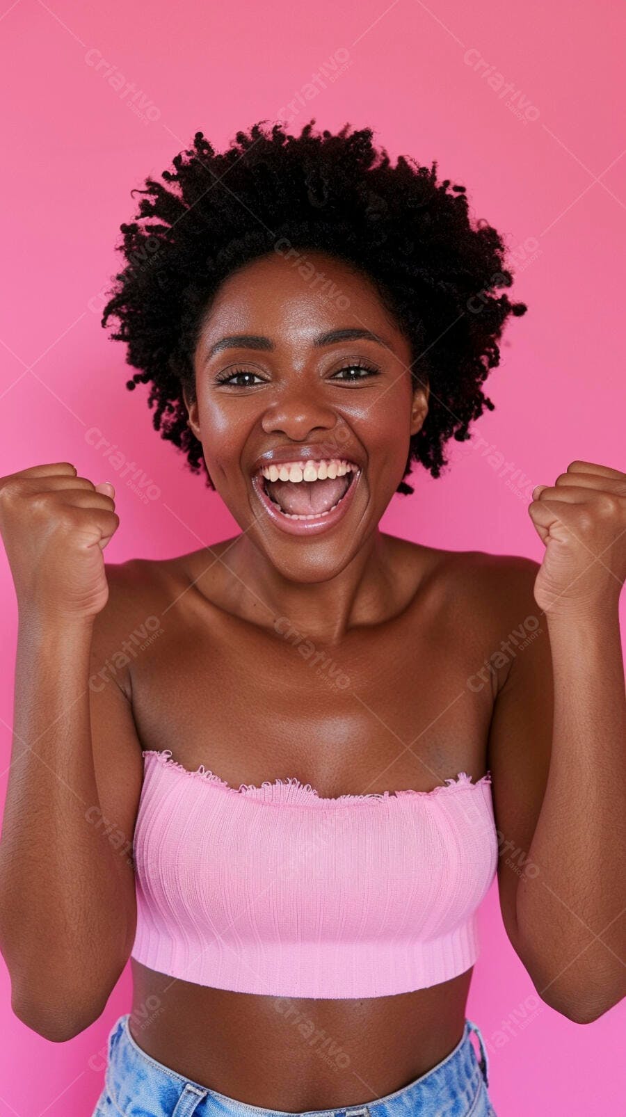 Foto Mulher Negra Cabelo Crespo Celebrando Fundo Rosa