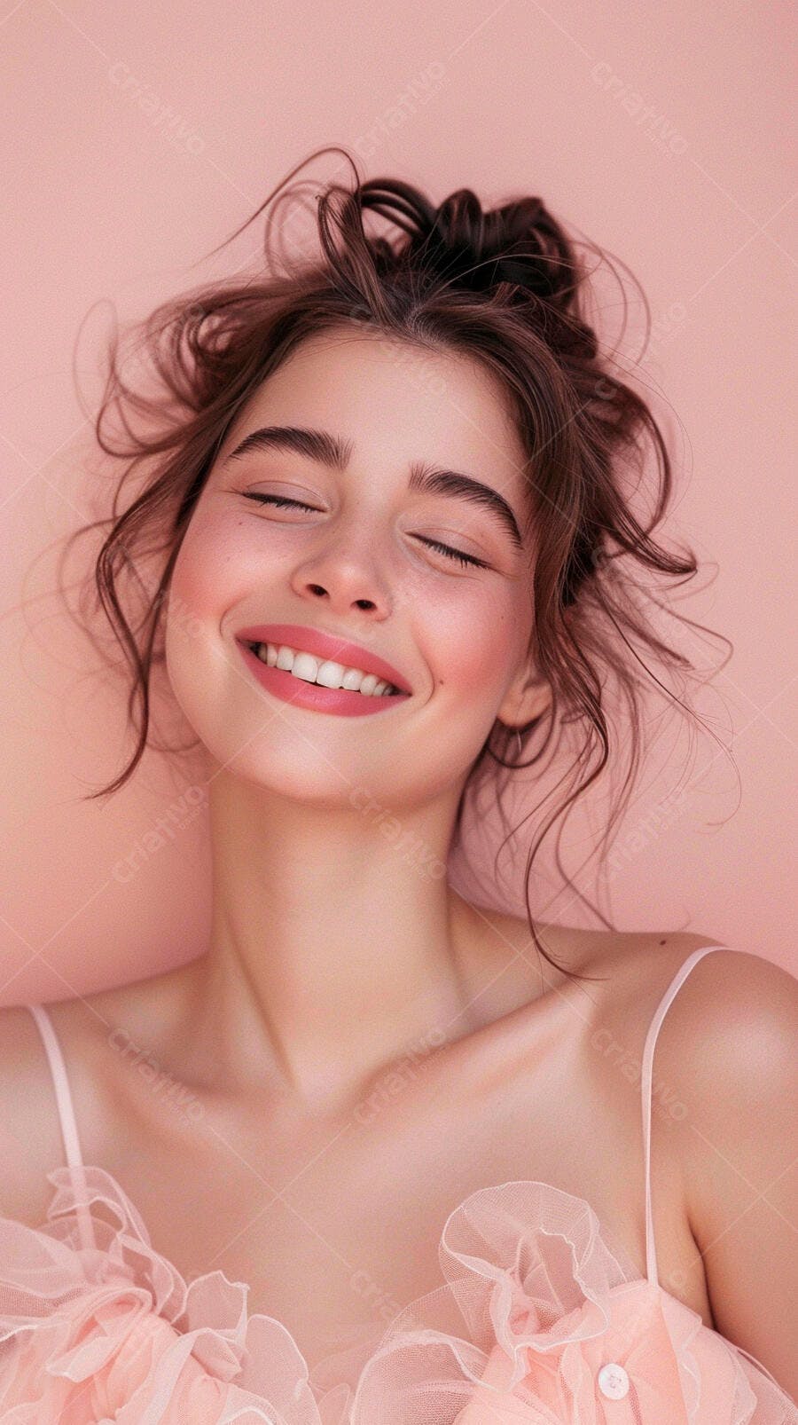 Foto Mulher Jovem Sorrindo Olhos Fechados Fundo Rosa Estúdio