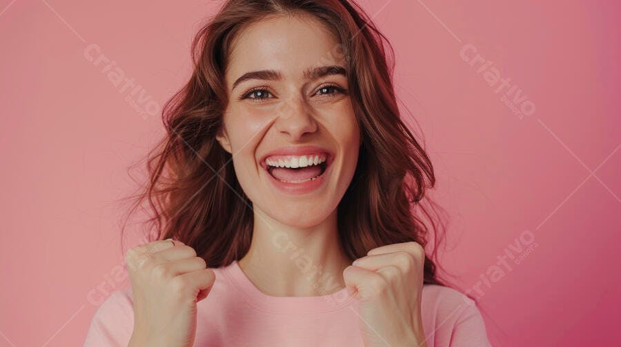 Foto Mulher Jovem Feliz Celebrando Vitória Fundo Rosa