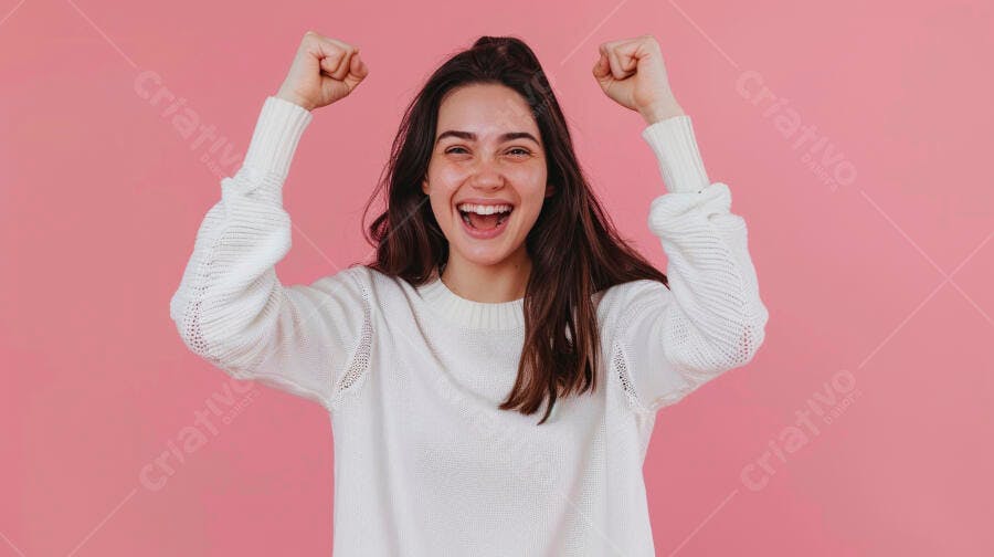 Foto Mulher Jovem Celebrando Vitória Fundo Rosa Estúdio