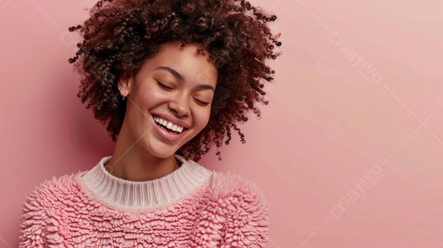 Foto Mulher Negra Cabelo Cacheado Sorrindo Fundo Rosa