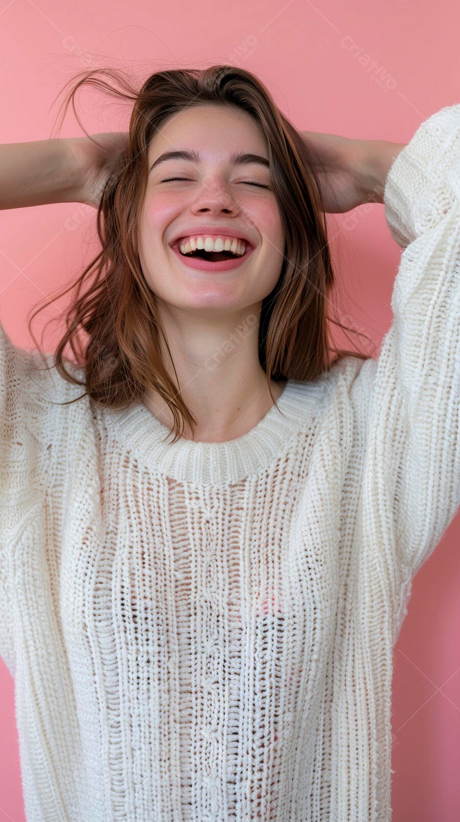 Foto Mulher Jovem Sorrindo Olhos Fechados Fundo Rosa