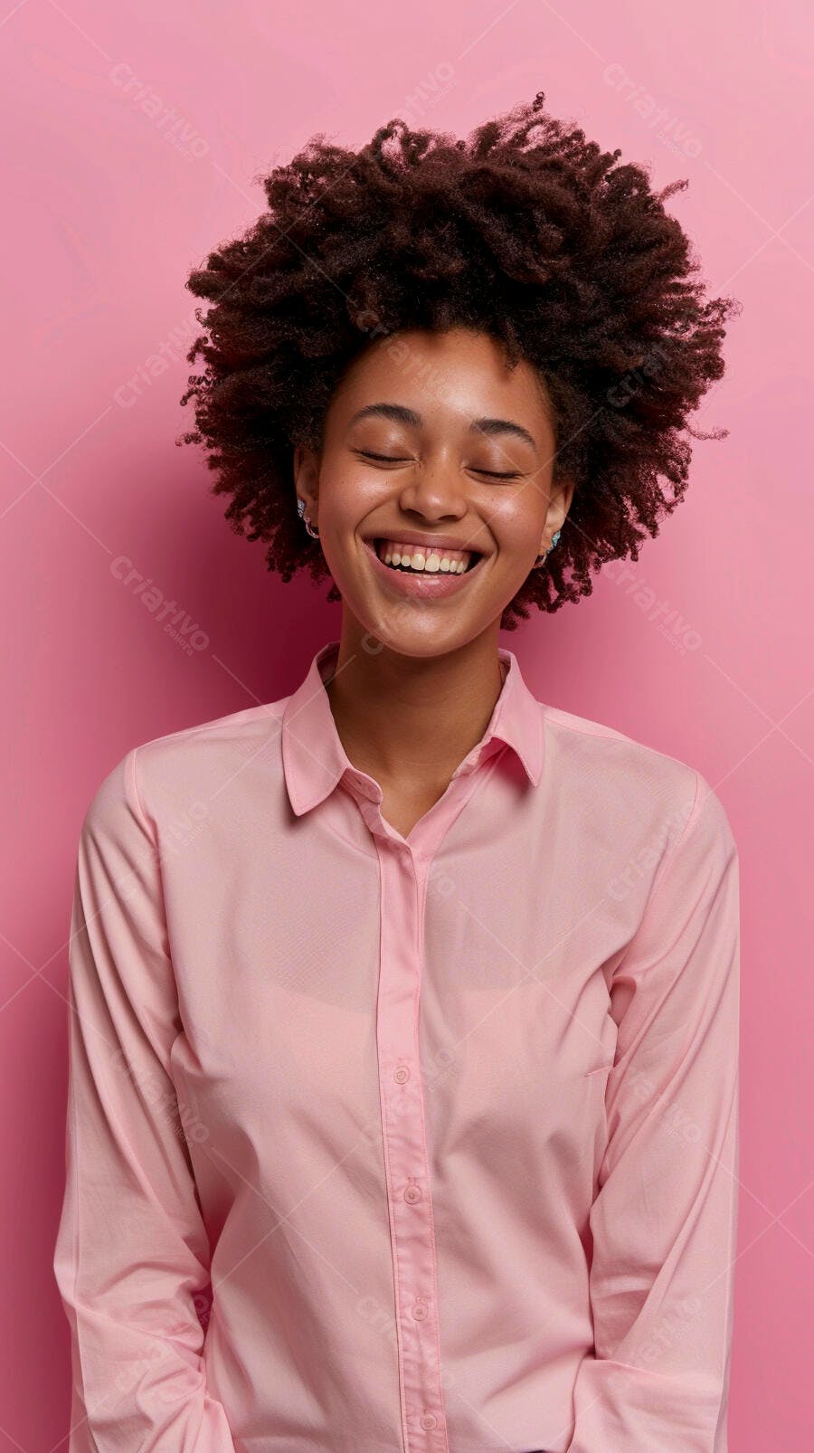 Foto Mulher Negra Sorrindo Olhos Fechados Fundo Rosa