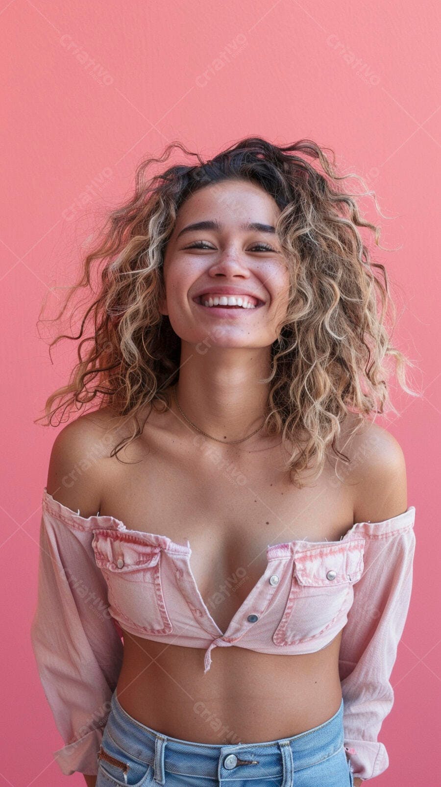Foto Mulher Jovem Sorrindo Cabelo Cacheado Fundo Rosa
