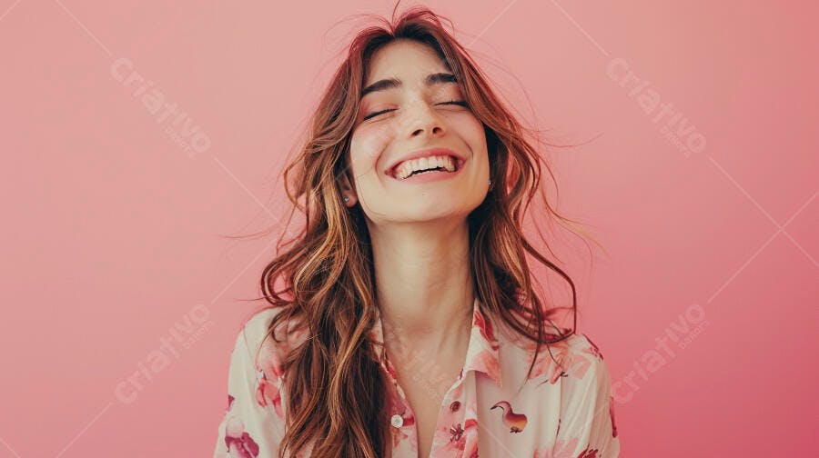 Foto Mulher Jovem Sorrindo Olhos Fechados Fundo Rosa Estúdio