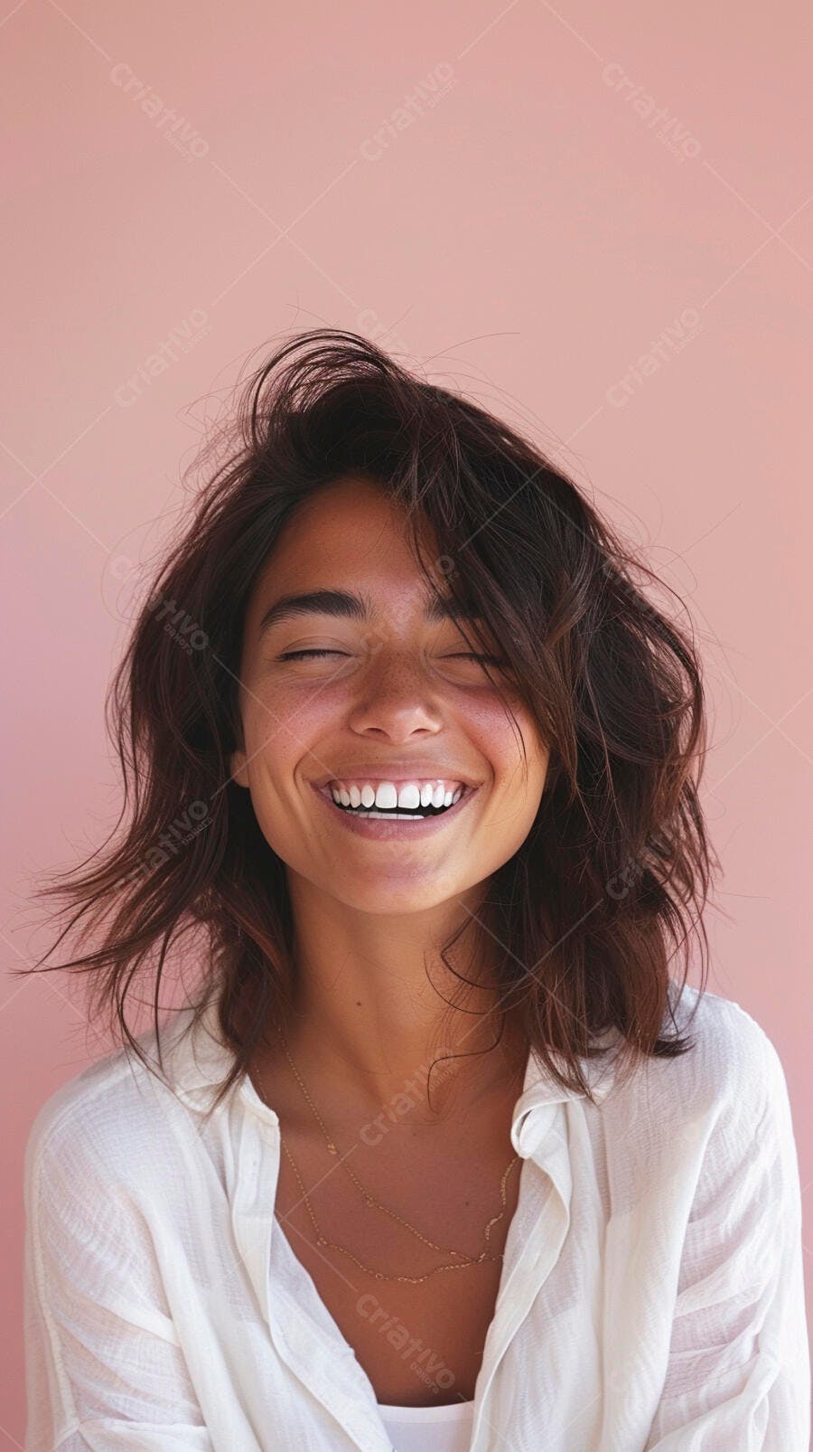 Foto Mulher Jovem Sorrindo Olhos Fechados Fundo Rosa