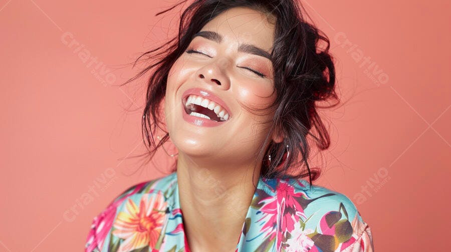 Foto Retrato Mulher Jovem Sorrindo Olhos Fechados Fundo Rosa