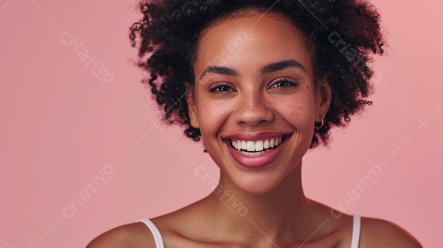 Foto Retrato Mulher Negra Sorrindo Fundo Rosa Estúdio