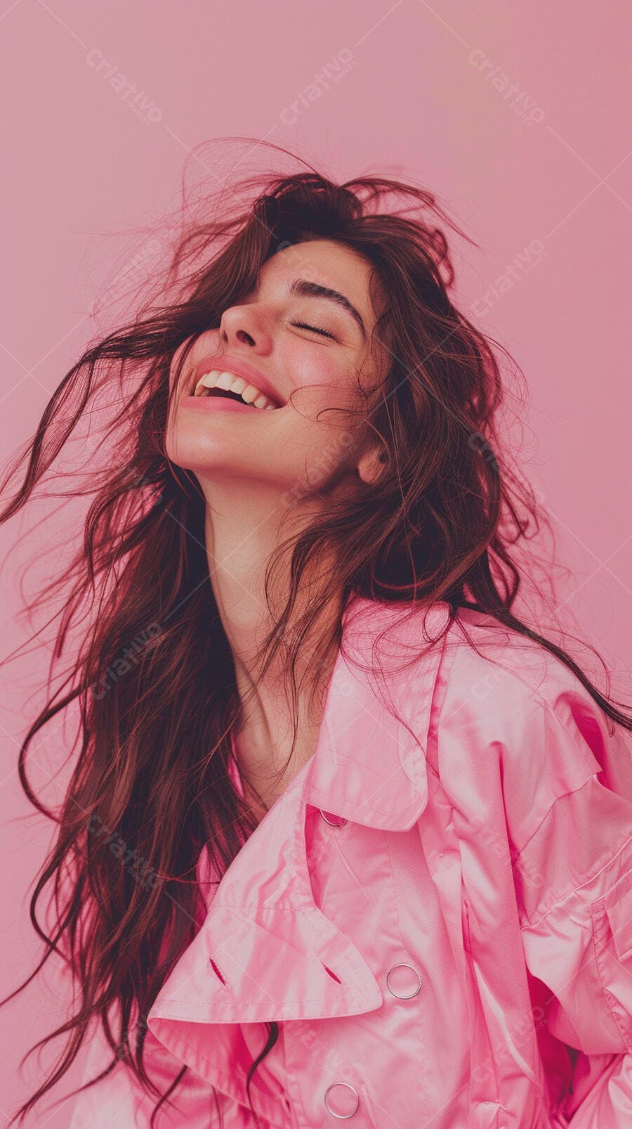 Foto Mulher Jovem Sorrindo Cabelo Solto Fundo Rosa