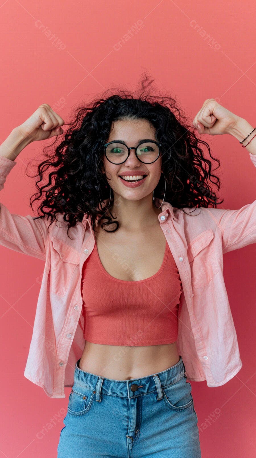 Foto Mulher Jovem Cabelo Cacheado Sorrindo Força Fundo Rosa