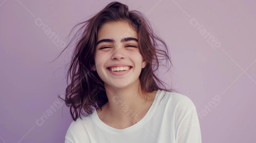 Foto Retrato Mulher Jovem Sorrindo Cabelo Bagunçado Fundo Roxo