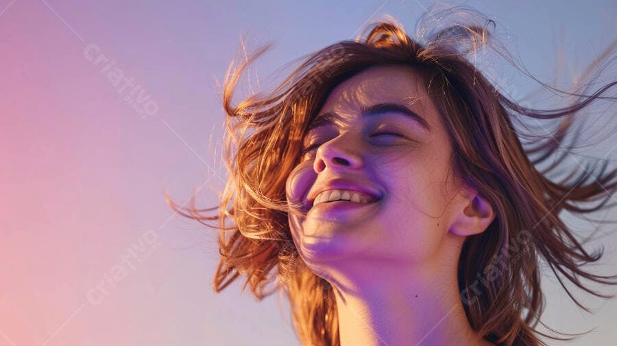 Foto Retrato Mulher Jovem Sorrindo Cabelo ao Vento Iluminação Colorida