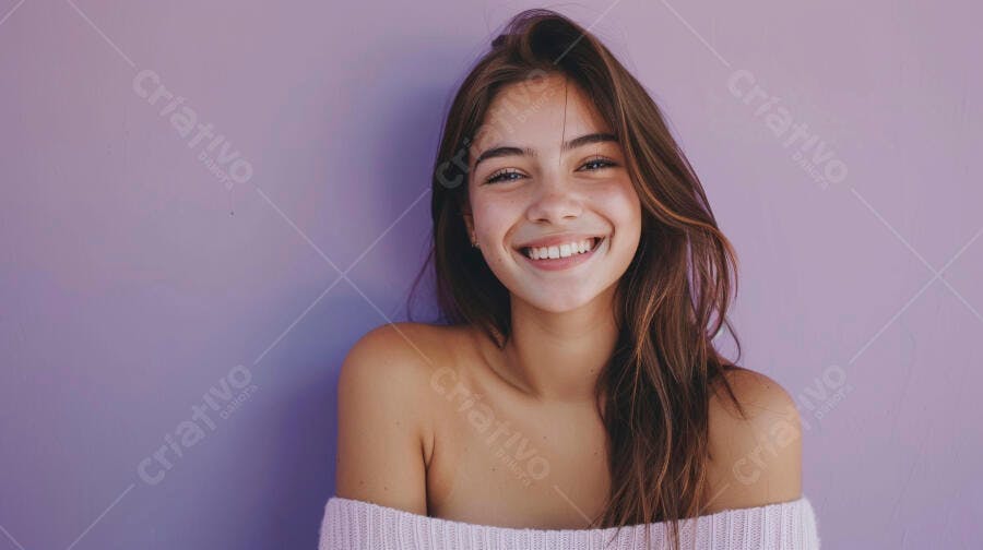Foto Retrato Jovem Mulher Sorrindo Fundo Roxo Lilás