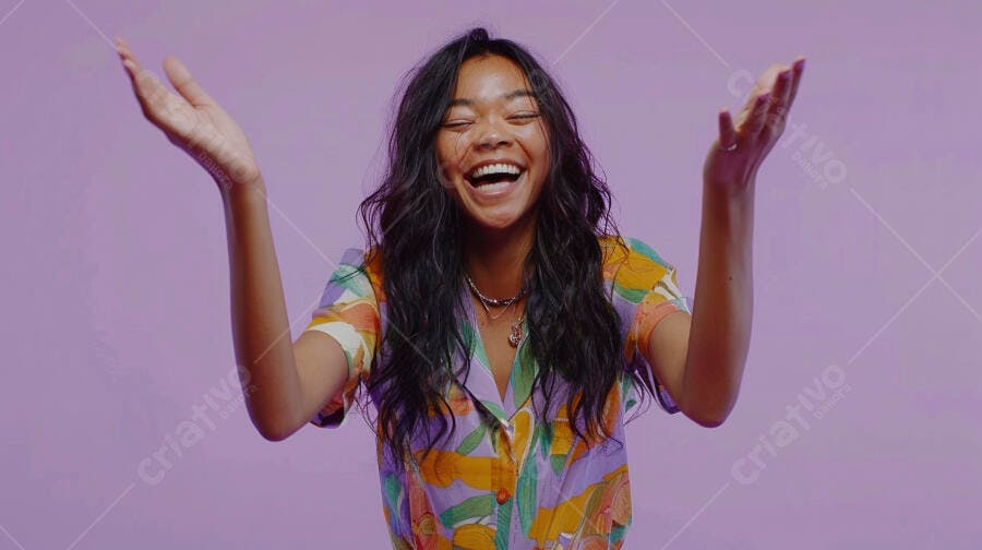 Foto Mulher Negra Jovem Feliz Celebrando Fundo Roxo Estúdio