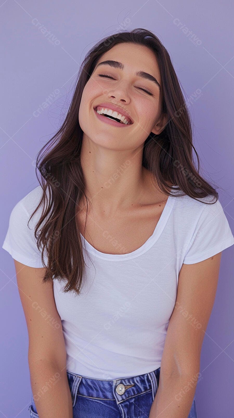 Foto Mulher Jovem Sorrindo Olhos Fechados Fundo Roxo