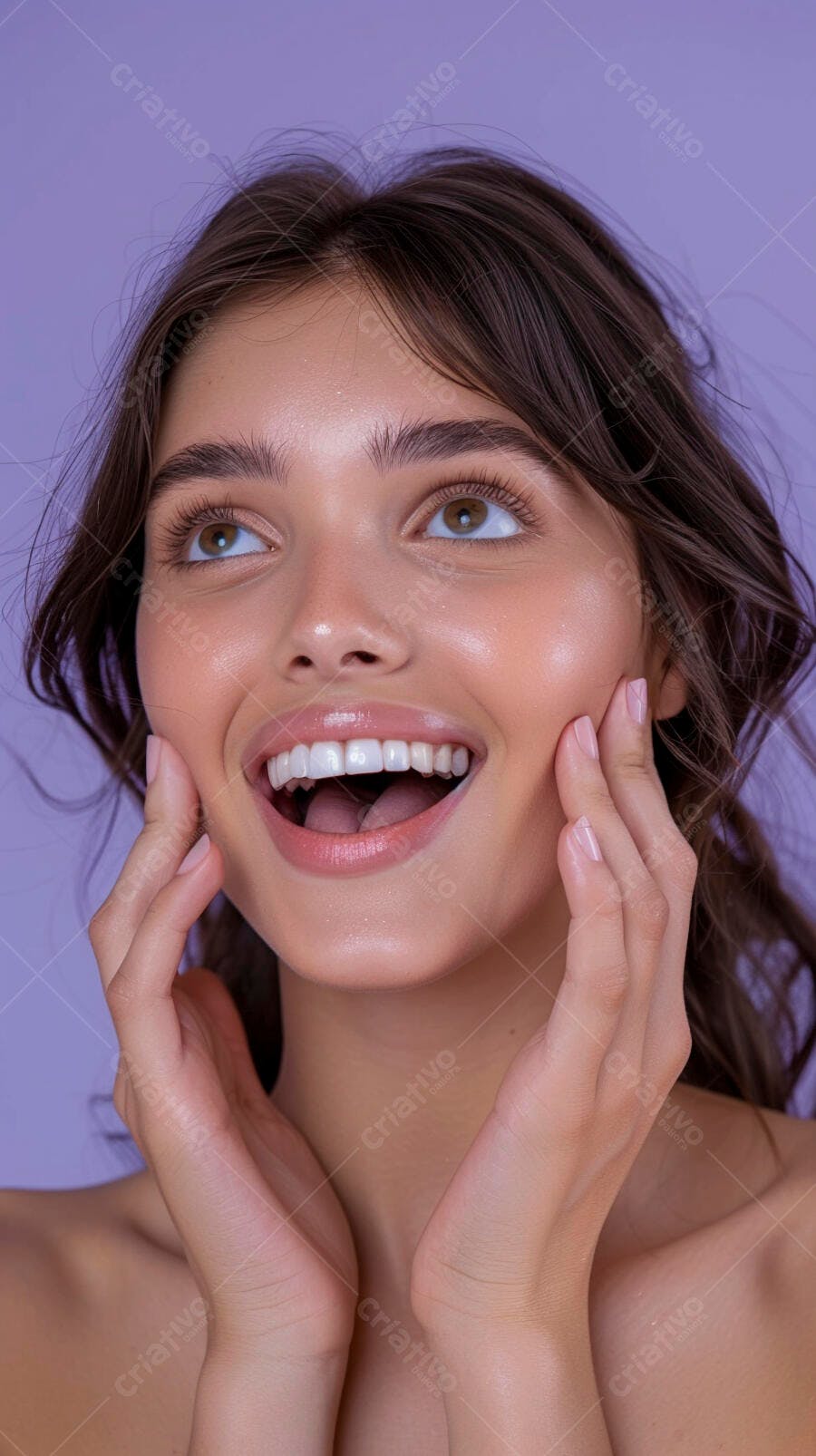 Foto Mulher Jovem Sorrindo Olhando para Cima Fundo Roxo