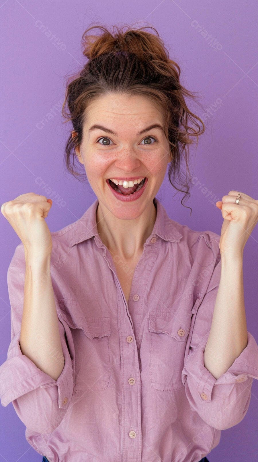 Foto Mulher Jovem Celebrando Sucesso com Punhos Cerrados Fundo Roxo
