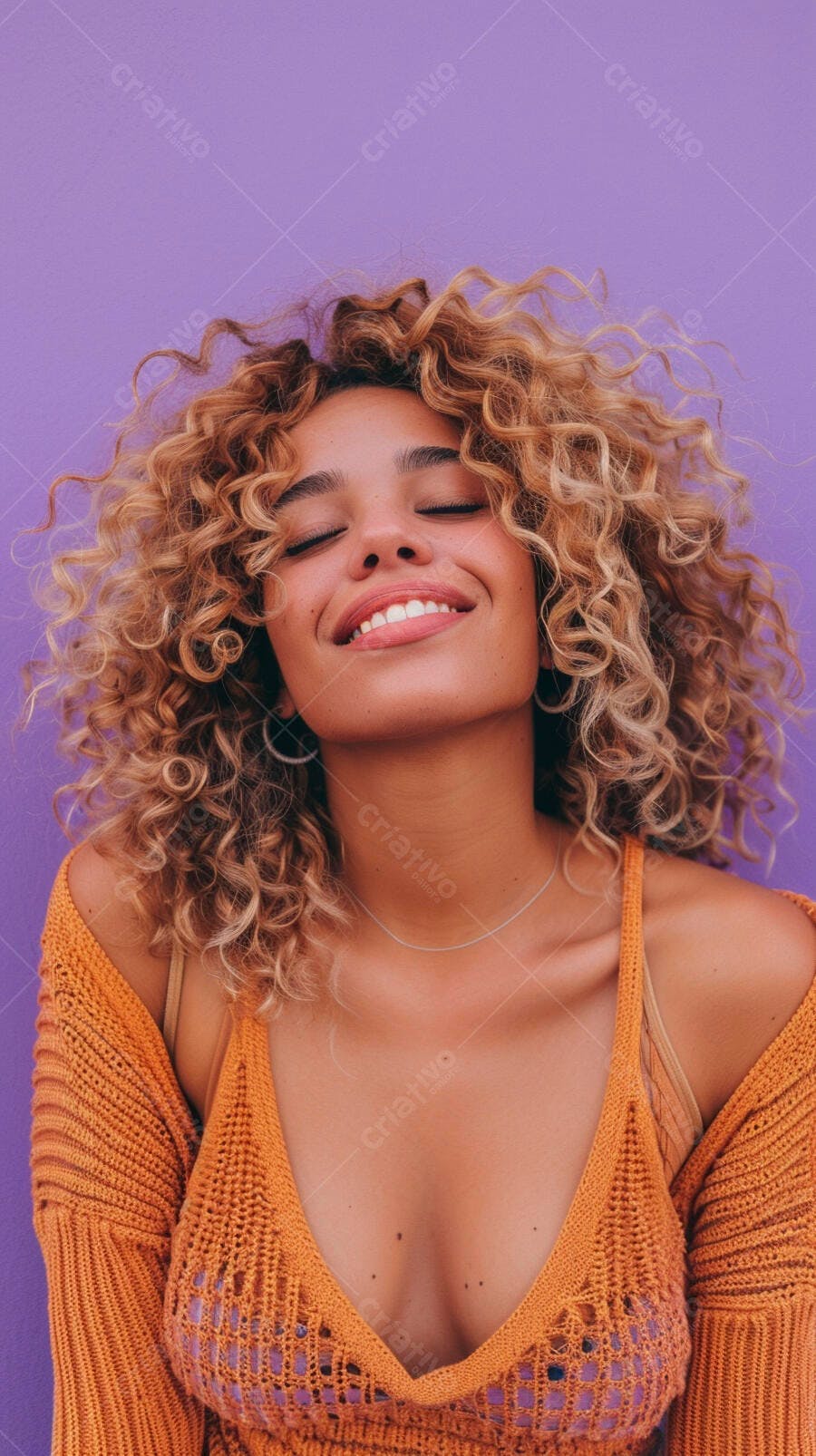 Foto Mulher Jovem Cabelo Cacheado Sorrindo Fundo Roxo