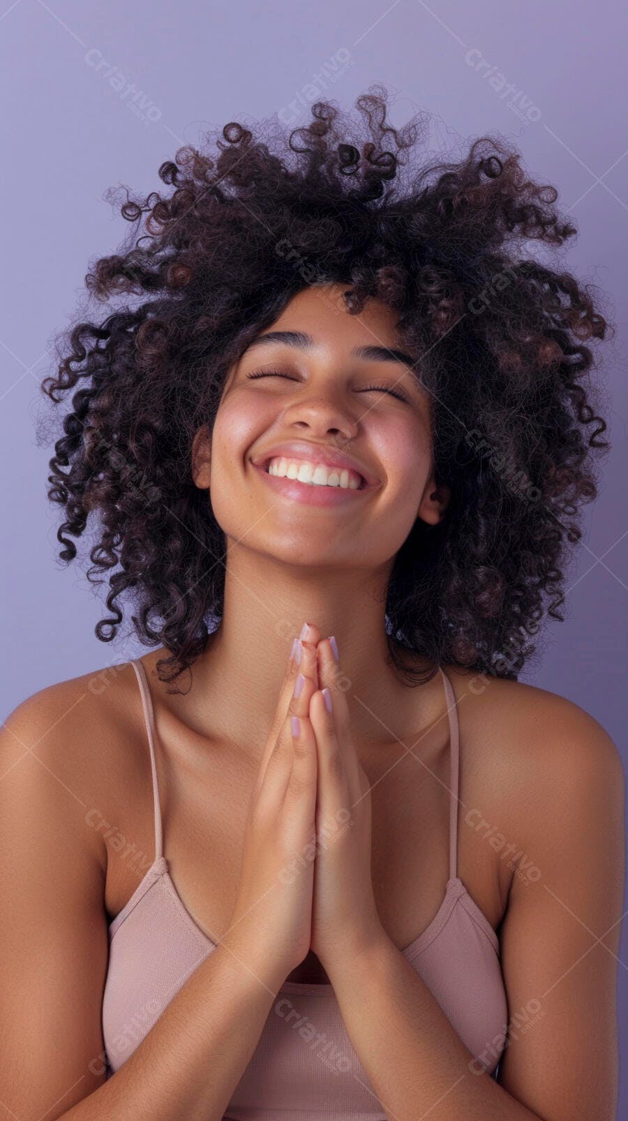Foto Mulher Negra Sorrindo Olhos Fechados Mãos Orando Fundo Roxo