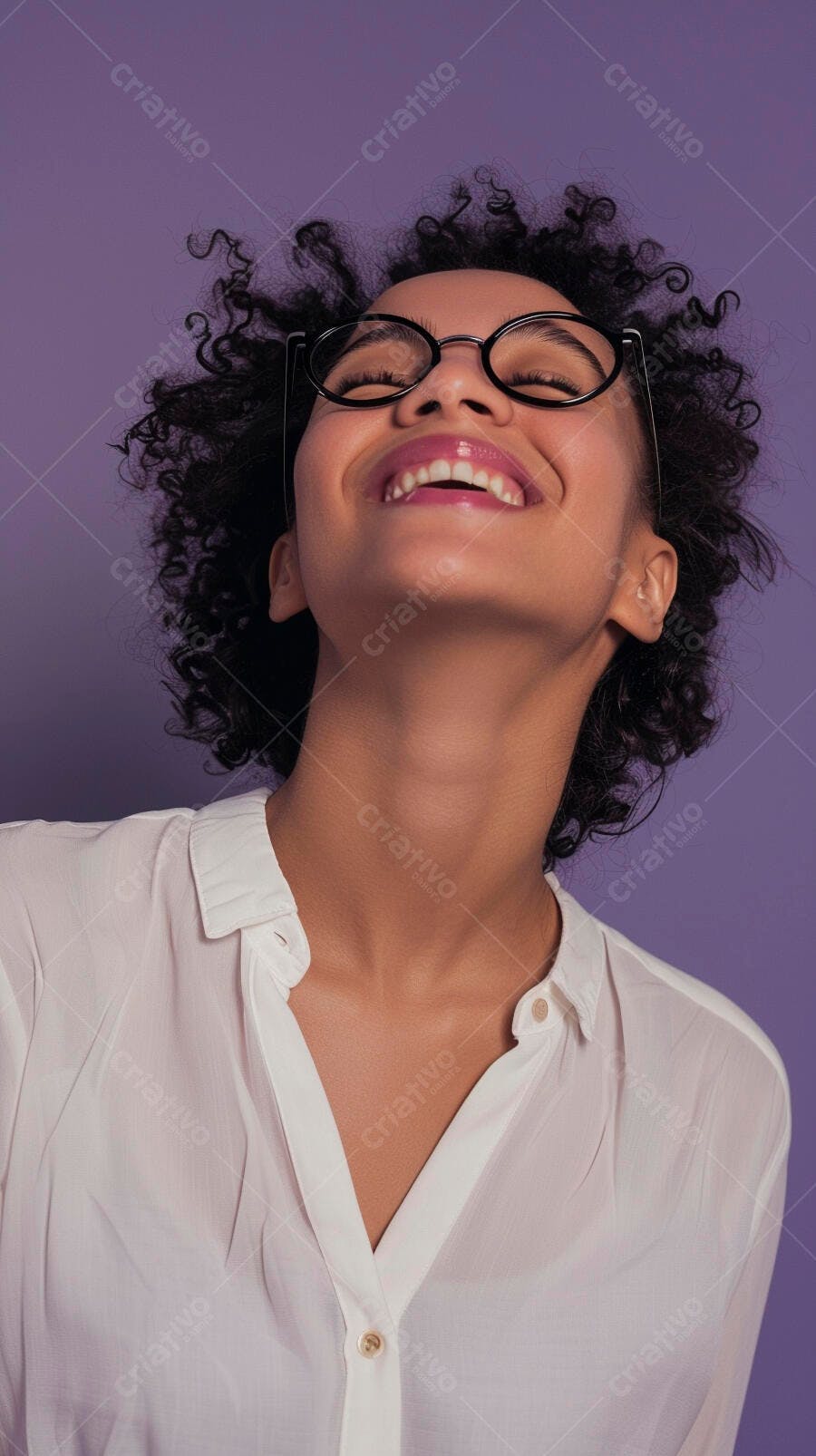 Foto Mulher Negra Cabelo Cacheado Sorrindo Óculos Fundo Roxo