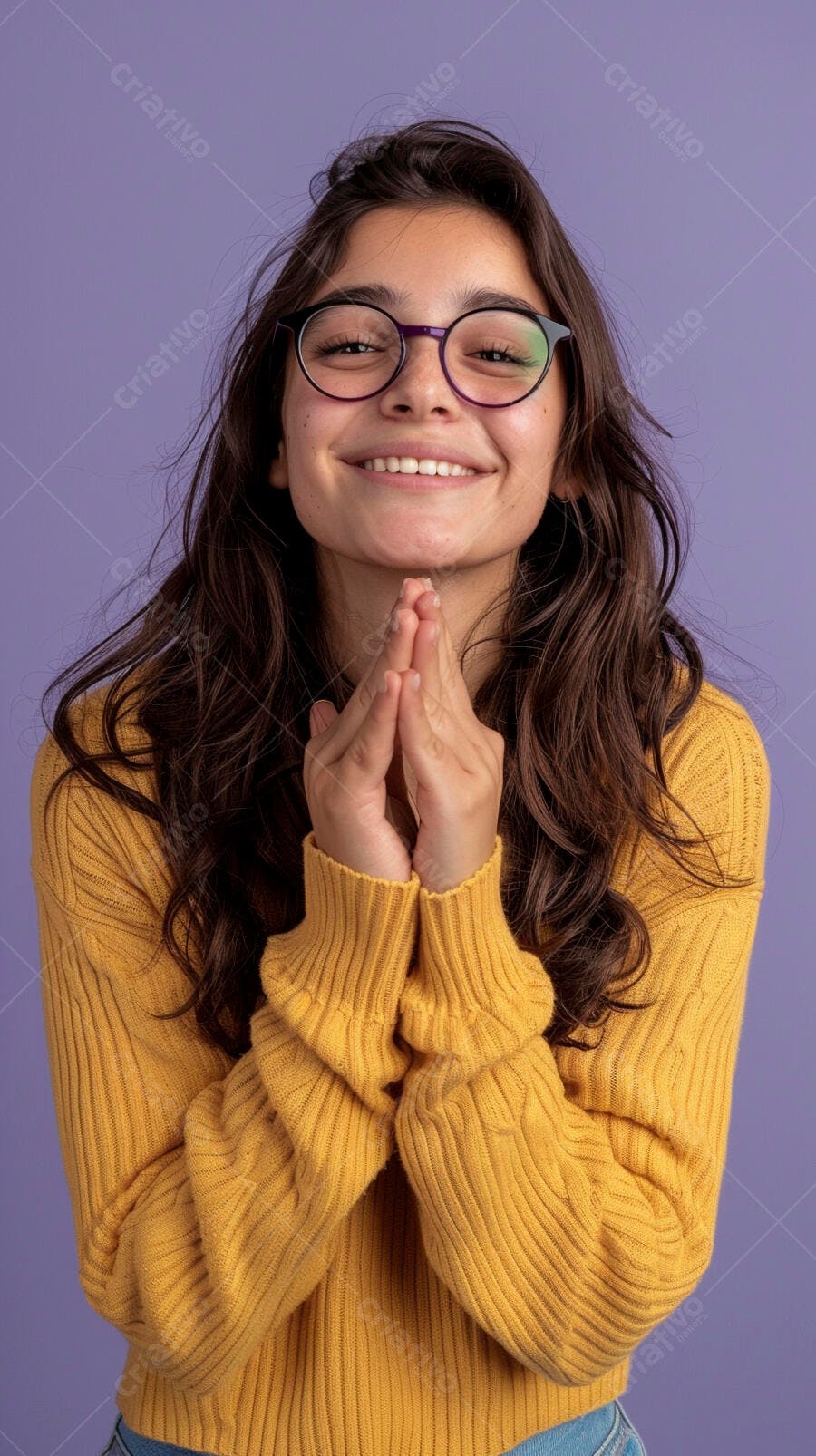 Foto Mulher Jovem Óculos Mãos Juntas Sorrindo Fundo Roxo
