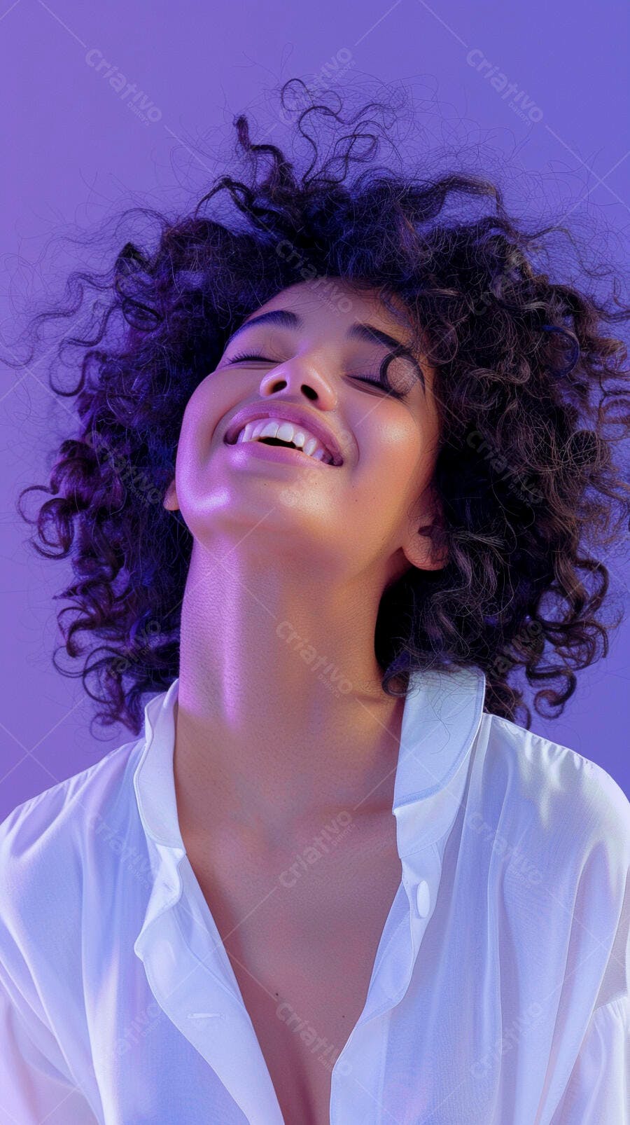Foto Mulher Negra Cabelo Cacheado Sorrindo Fundo Roxo Neon