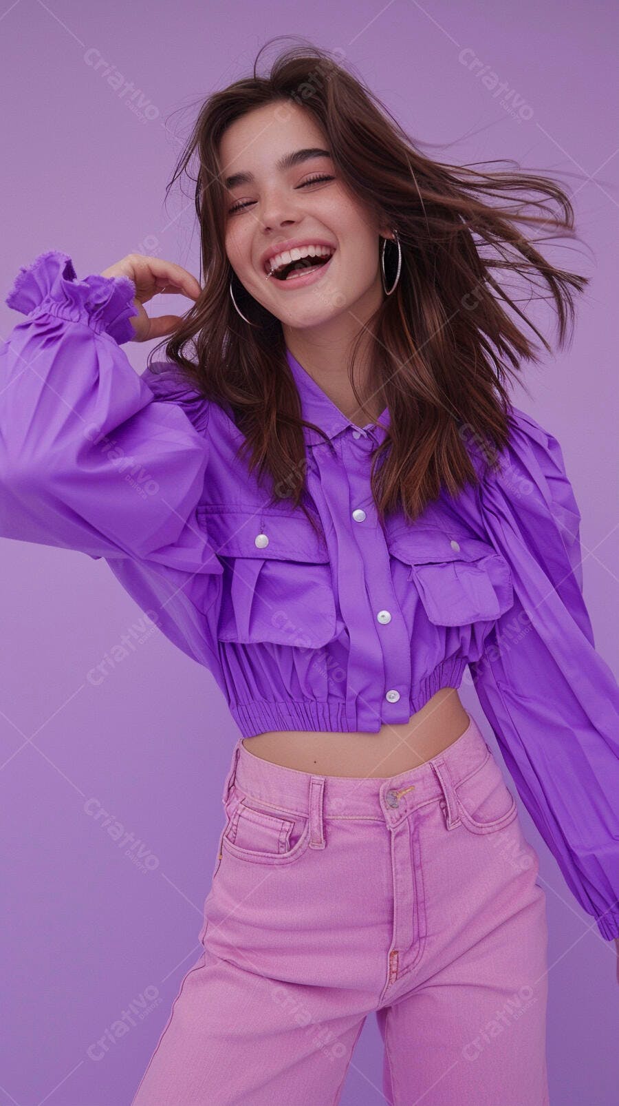 Foto Mulher Jovem Sorrindo Cabelo ao Vento Fundo Roxo Estúdio