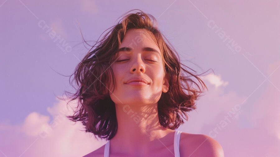 Foto Mulher Jovem Sorrindo Olhos Fechados Céu Rosa Roxo