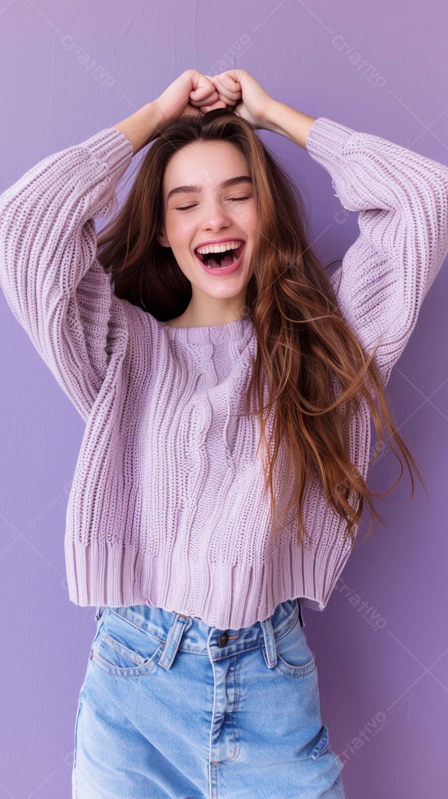 Foto Mulher Jovem Feliz Rindo Fundo Roxo Estúdio