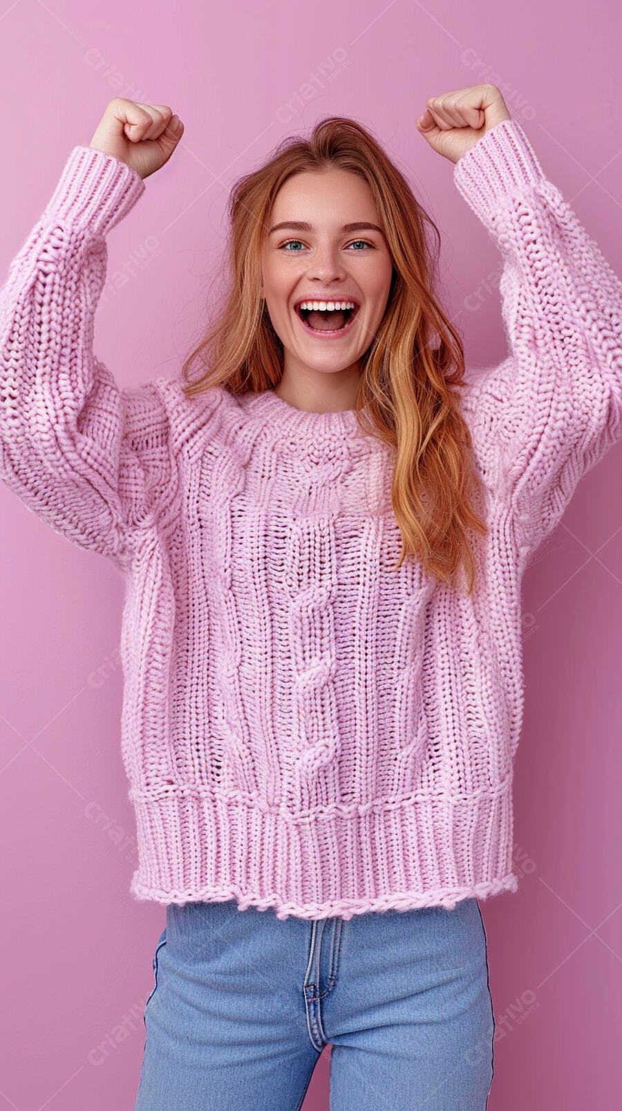 Foto Mulher Jovem Feliz Celebrando Fundo Rosa Estúdio