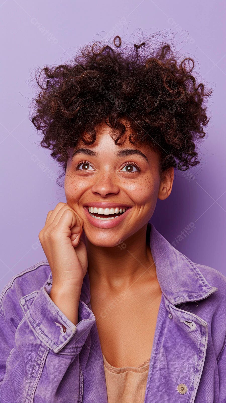 Foto Mulher Negra Cabelo Cacheado Sorrindo Fundo Roxo