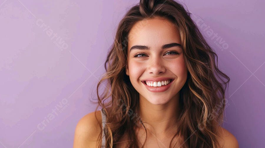 Foto Retrato Mulher Jovem Sorrindo Cabelo Castanho Fundo Roxo