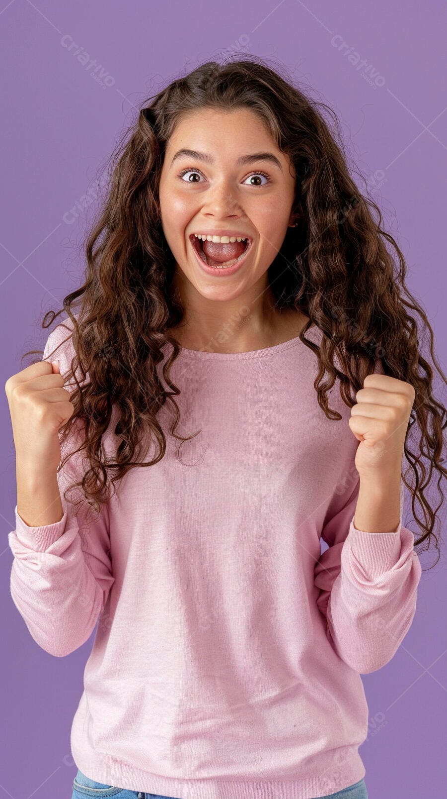 Foto Mulher Jovem Animada Celebrando Vitória Fundo Roxo