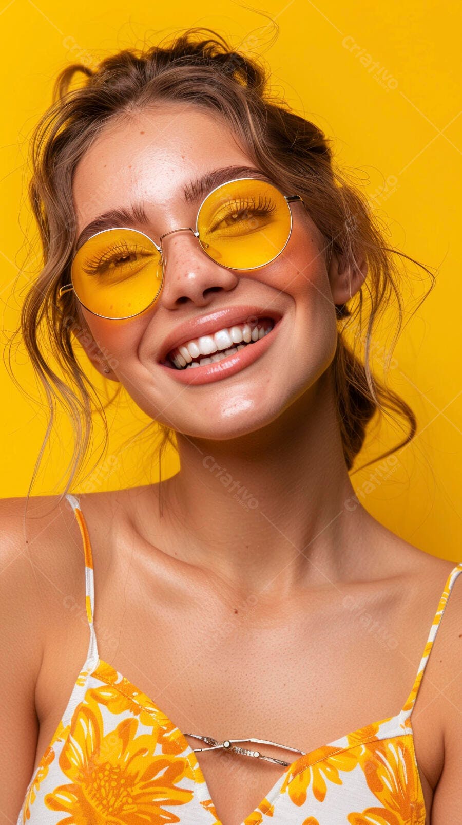 Foto Mulher Jovem Sorrindo Óculos de Sol Amarelos Fundo Vibrante