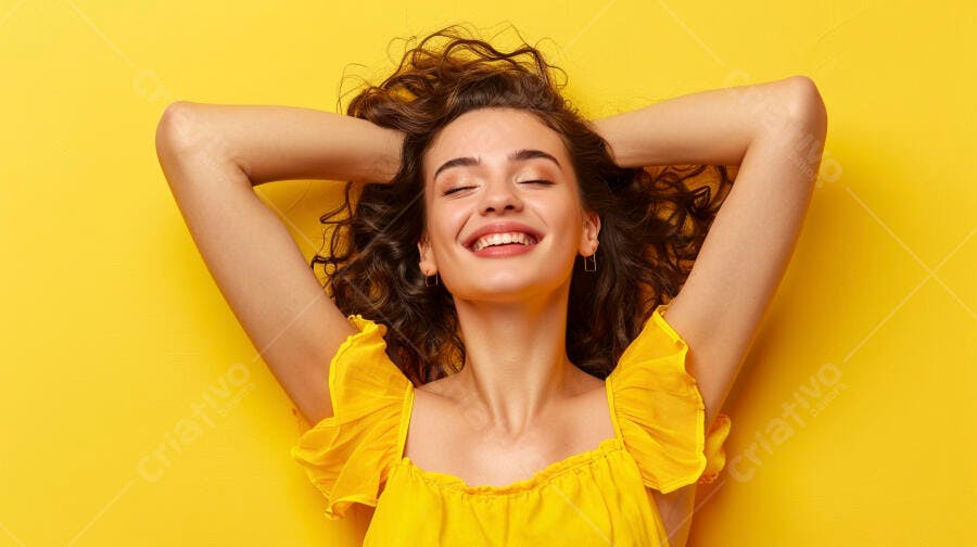 Foto Mulher Jovem Sorrindo Olhos Fechados Fundo Amarelo Vibrante