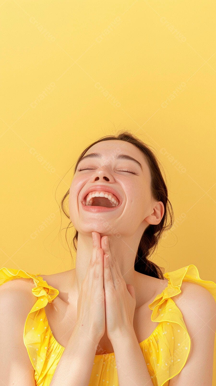 Foto Mulher Jovem Sorrindo Olhos Fechados Fundo Amarelo