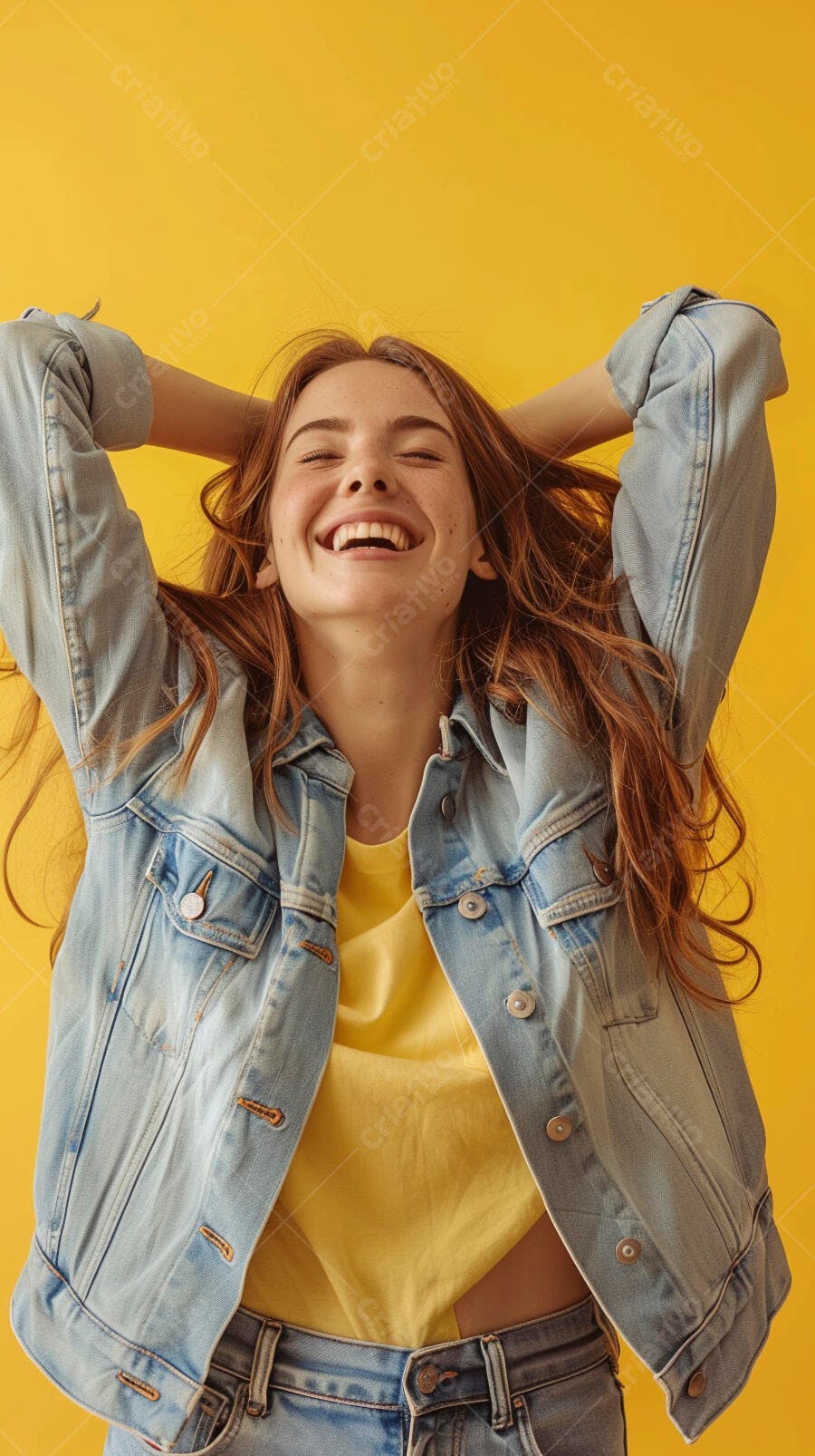 Foto Mulher Jovem Sorrindo Feliz Fundo Amarelo Vibrante