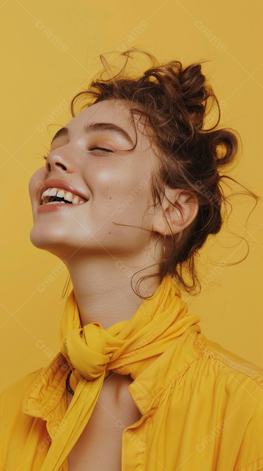 Foto Mulher Jovem Sorrindo Feliz Fundo Amarelo Vibrante